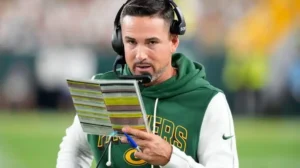 “Packers Coach Shines on the Sidelines, Leading Team to Victory