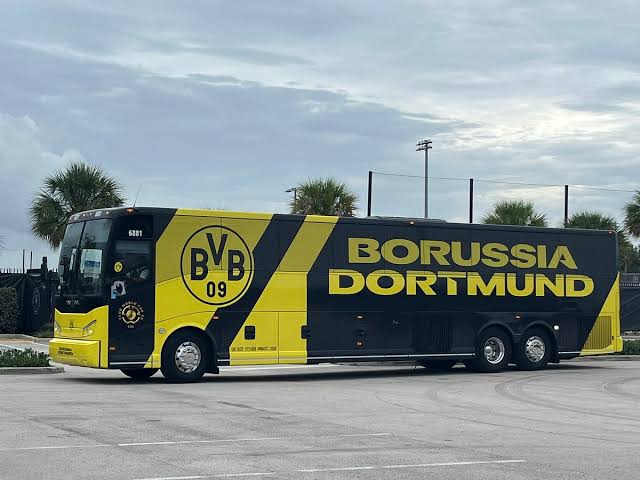 L’ancien capitaine du Stade Brestois offre un nouveau bus à l’équipe