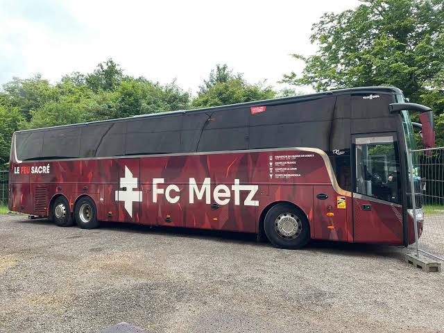 Les supporters du FC Metz émerveillés après le don d’un nouveau bus par un ancien capitaine