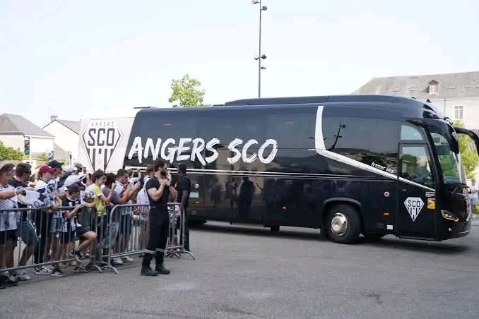  🚨🚌 LES SUPPORTERS D’ANGERS SCO SOUS LE CHOC APRÈS LE DON D’UN NOUVEAU BUS PAR L’ANCIEN CAPITAINE… 🖤