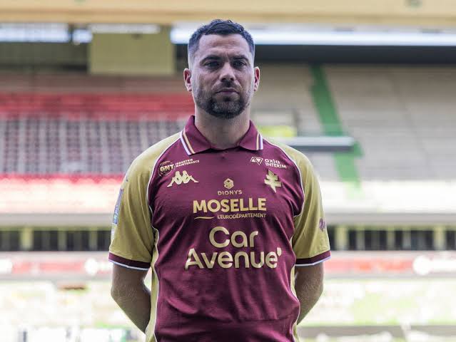🚨 𝗜𝗟 𝗬 𝗔 𝟭𝟱 𝗠𝗜𝗡𝗨𝗧𝗘𝗦 : LE JOUEUR DU FC METZ, TÉJI SAVANIER, A ÉTÉ SUSPENDU PAR LE CLUB APRÈS AVOIR ÉTÉ IMPLIQUÉ DANS N……