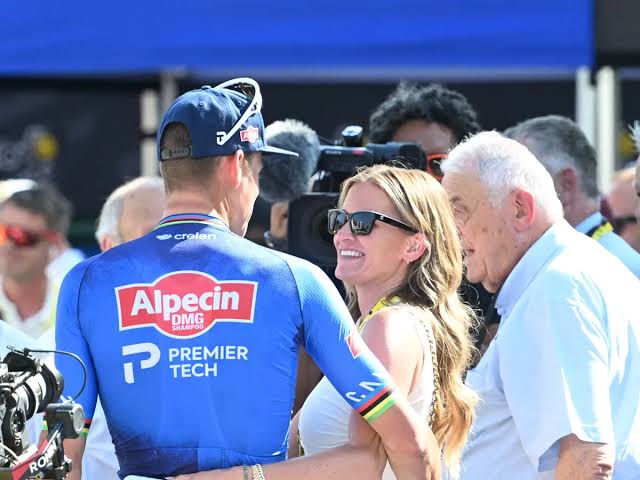 “Voor altijd houd je mijn hart vast” — Mathieu van der Poel stuurt een emotionele, liefdevolle boodschap aan zijn grootste fan, Roxanne Bertels, waarin hij zijn diepe dankbaarheid en bewondering uitspreekt voor een band die roem, afstand en tijd overstijgt…