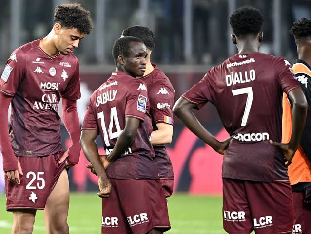 À JAMAIS DANS NOS CŒURS : IL Y A QUELQUES MINUTES À PEINE, UN BRILLANT JOUEUR DU FC METZ NOUS A QUITTÉS APRÈS…**