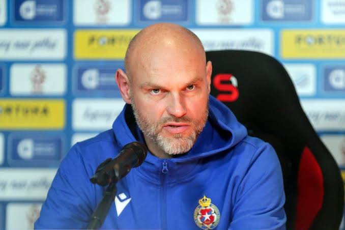 🚨 PILNE! PRZED CHWILĄ: WISŁA KRAKÓW ROZSTaje SIĘ Z GWIAZDĄ ATAKU PO INCYDENCIE ZWIĄZANYM Z WERBALNYM ATAKIEM NA TRENERA MARIUSZA JOPA! ⚽😱