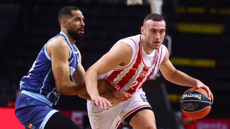 Η ΚΑΕ Ολυμπιακός επέβαλε μόνιμο αποκλεισμό από το Στάδιο Ειρήνης και Φιλίας σε έναν άνδρα, ο οποίος φέρεται να χρησιμοποίησε ρατσιστικό χαρακτηρισμό εις βάρος άλλου φιλάθλου κατά τη διάρκεια του αγώνα της Κυριακής με αντίπαλο τον Κολοσσό.
